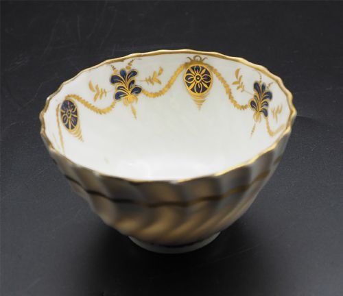 18TH CENTURY ENGLISH PORCELAIN TRIO - ADDITIONAL PHOTO 3