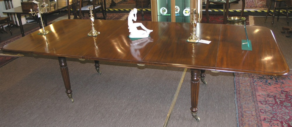 GEORGIAN MAHOGANY GILLOWS EXTENDING DINING TABLE 