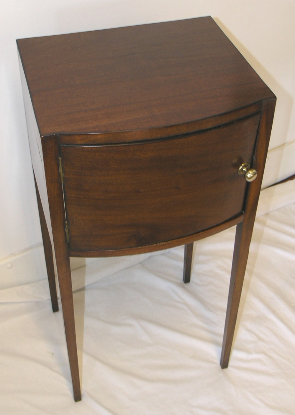 GEORGIAN MAHOGANY BOW-FRONT BEDSIDE CUPBOARD