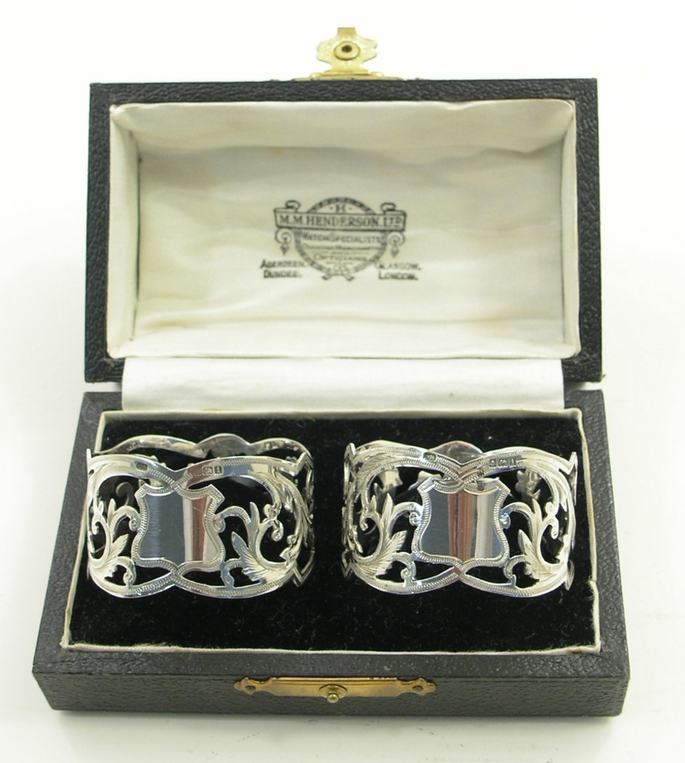 GOOD BOXED PAIR OF SILVER NAPKIN RINGS. 1908