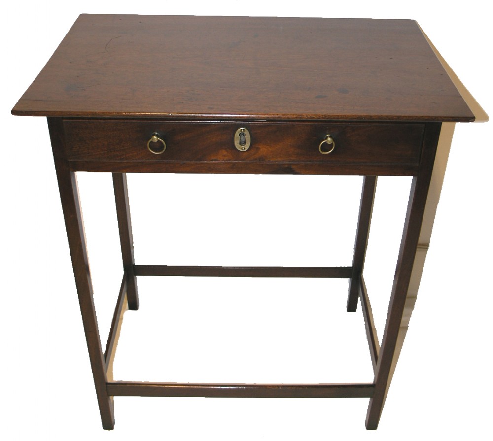 DAINTY 18th CENTURY GEORGIAN MAHOGANY SIDE TABLE