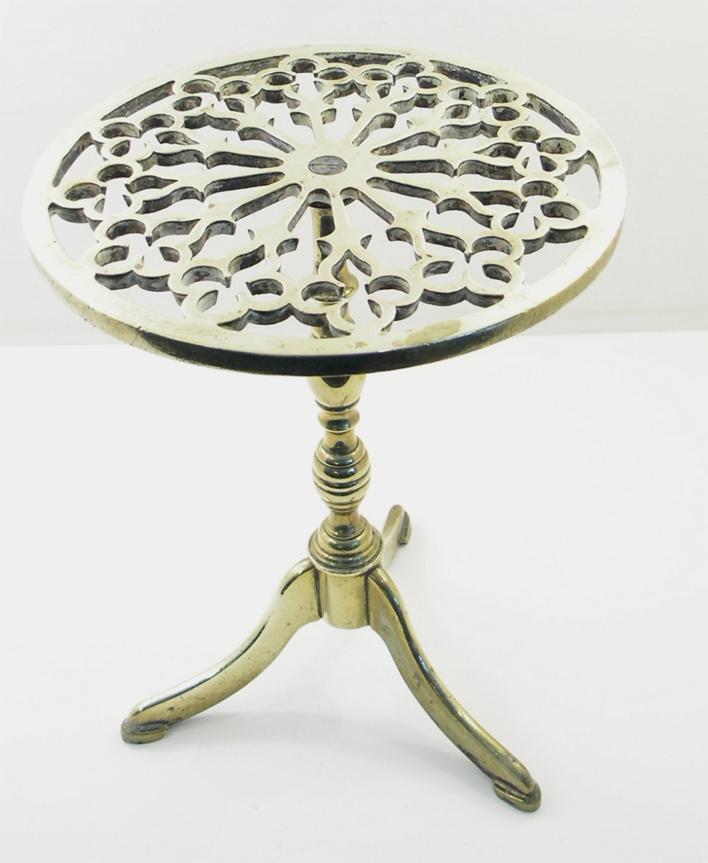 FINE GEORGIAN HEAVY CAST BRASS TRIPOD TRIVET. C. 1800
