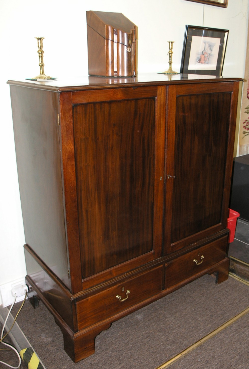 18th CENTURY GEORGE III MAHOGANY LINEN CUPBOARD