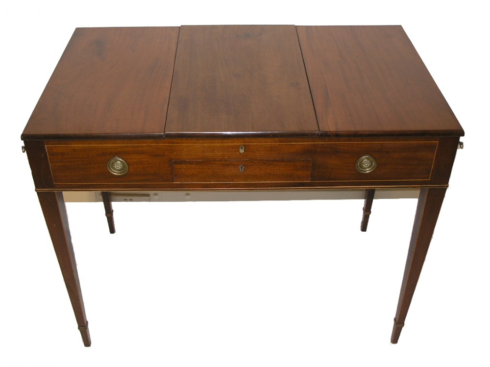 GEORGIAN MAHOGANY LADIES FITTED DRESSING TABLE. C. 1820