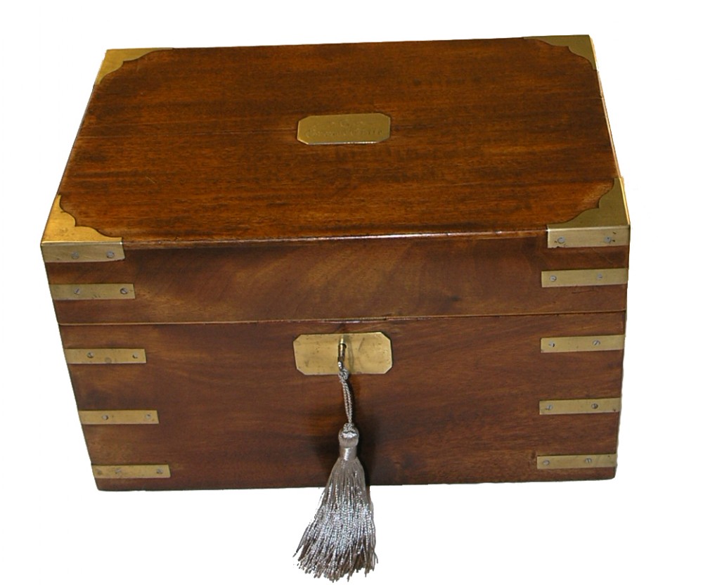 GEORGE III MAHOGANY MILITARY CAMPAIGN DECANTER BOX