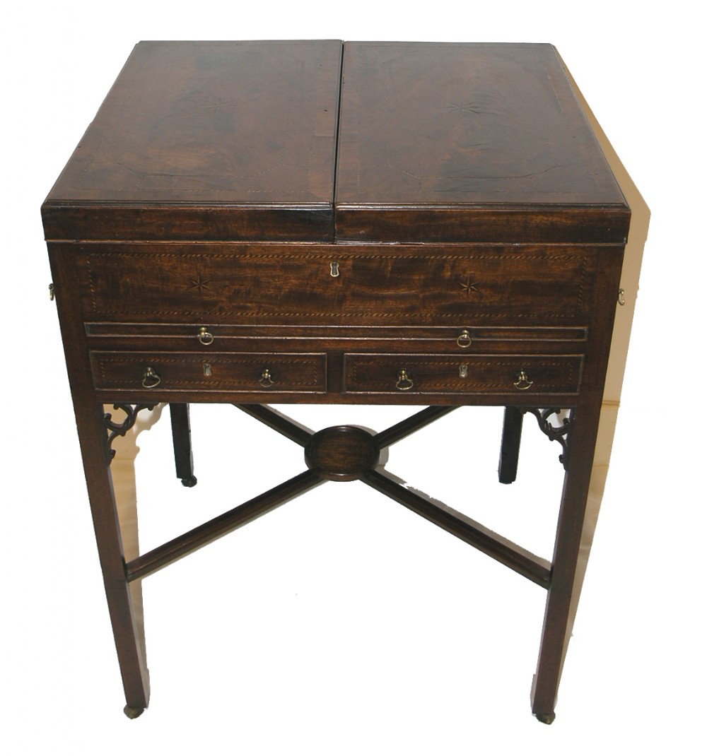 FINE GEORGE III CHIPPENDALE MAHOGANY DRESSING TABLE