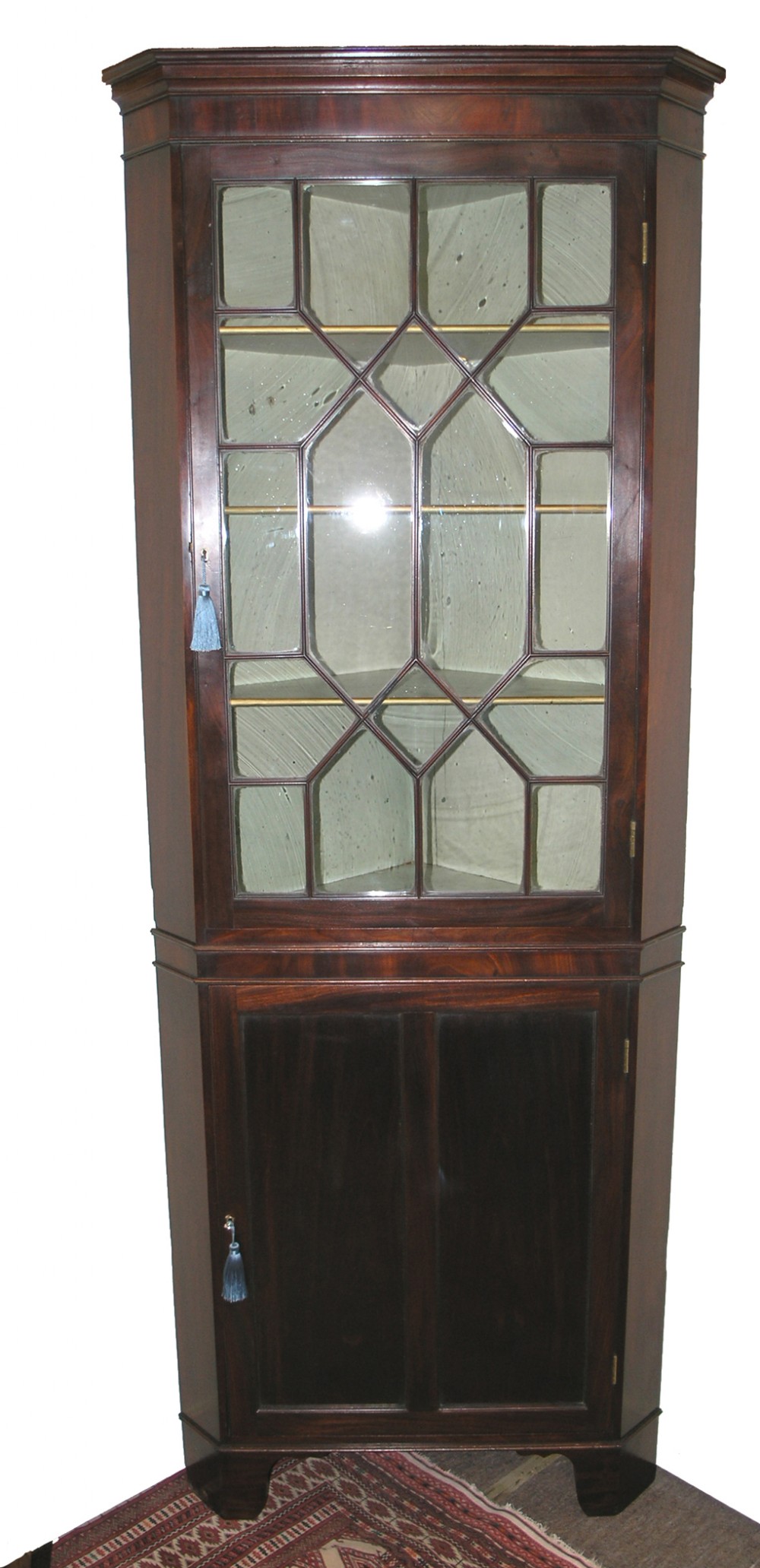 FINE GEORGE III MAHOGANY DOUBLE CORNER CUPBOARD