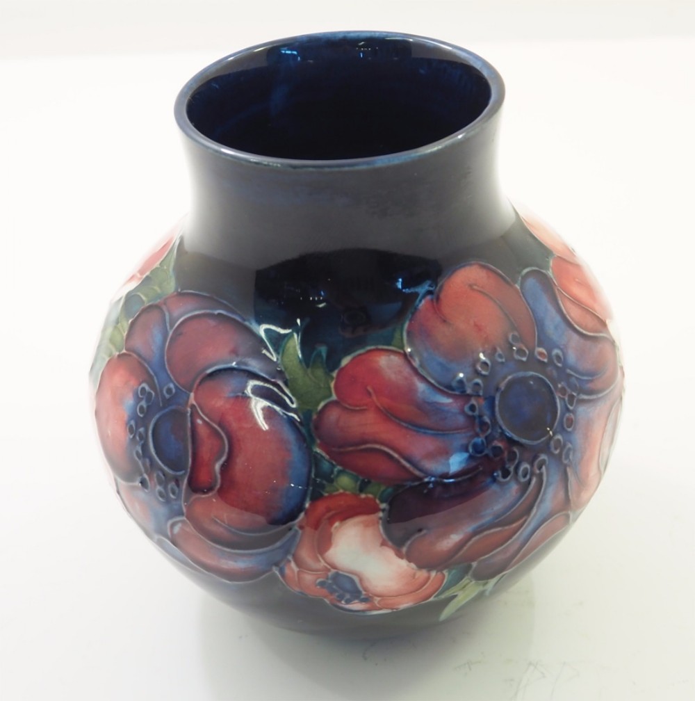 GOOD MOORCROFT ENGLAND BLUE ANEMONE VASE