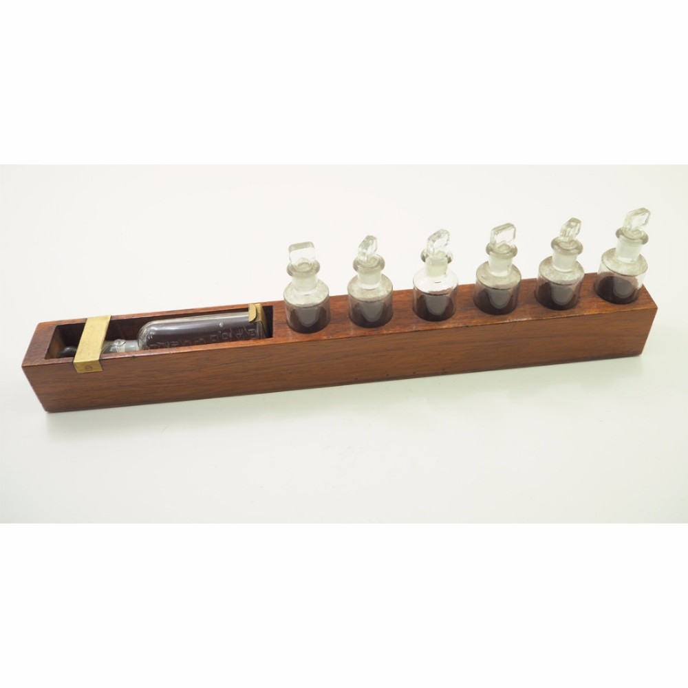 UNUSUAL CHEMISTS APOTHECARY BOTTLE SET