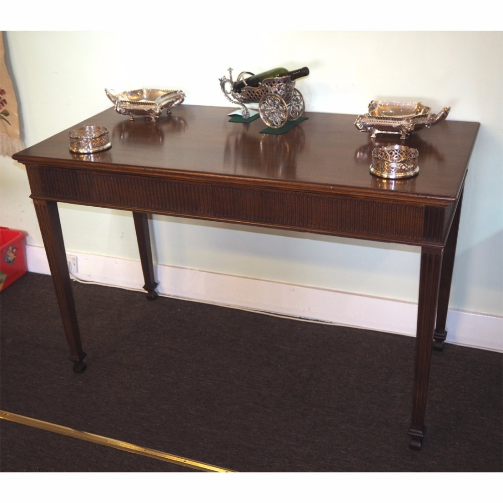 18th CENTURY GEORGE III MAHOGANY SERVING TABLE