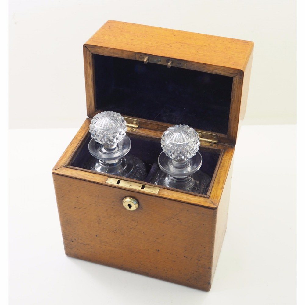 GOOD 19th CENTURY OAK DECANTER BOX. COMPLETE