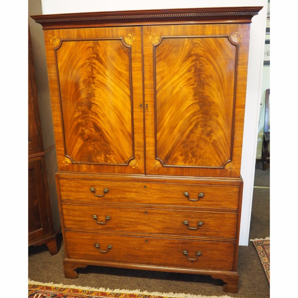 NEAT SIZE GEORGE III MAHOGANY LINEN PRESS