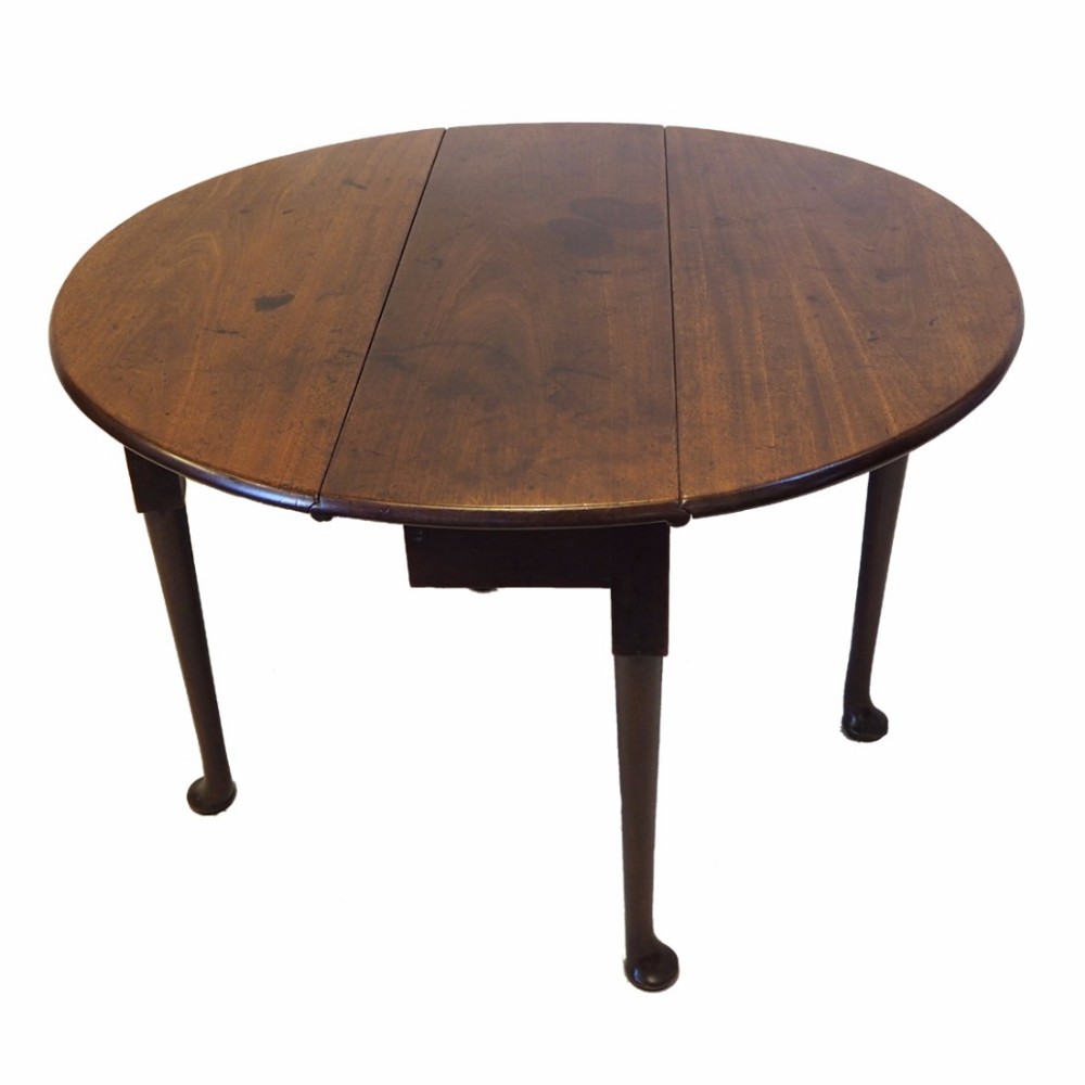 18th CENTURY OVAL CUBAN MAHOGANY TABLE
