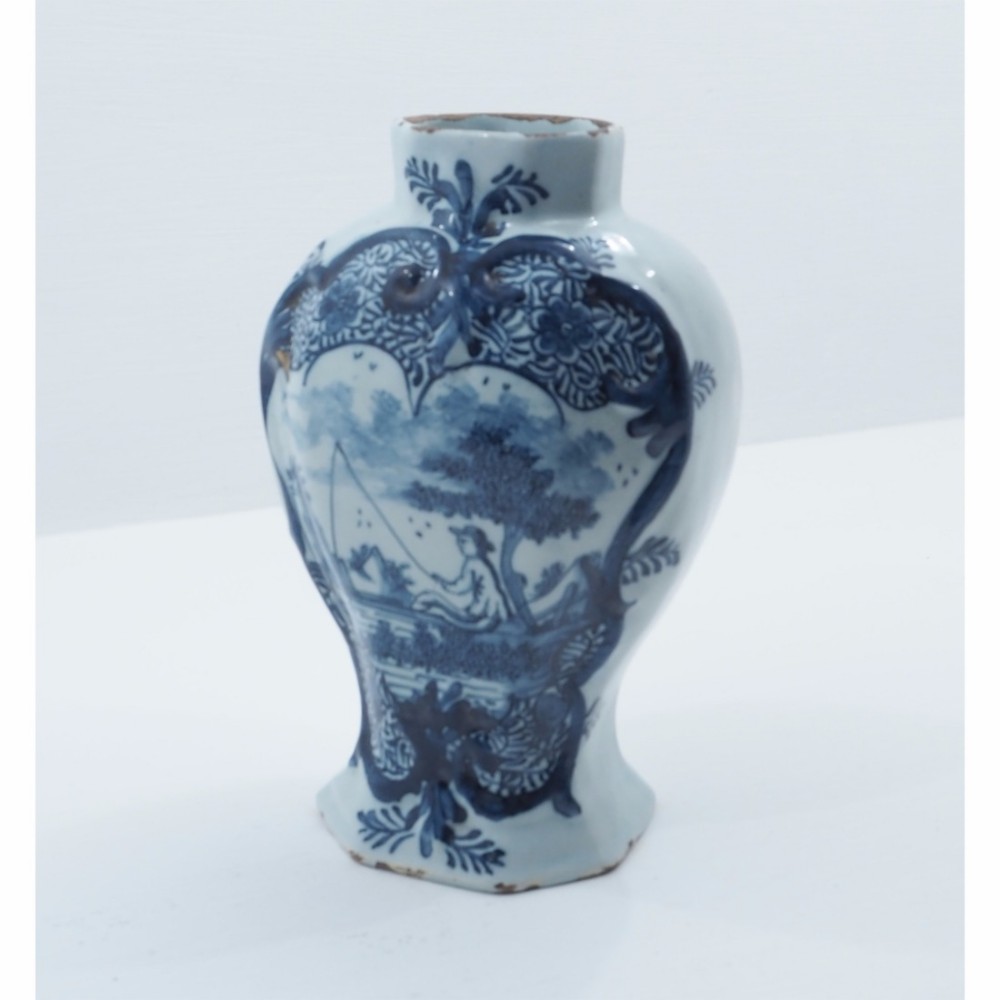 18th CENTURY DUTCH DELFT VASE. HATCHET FACTORY