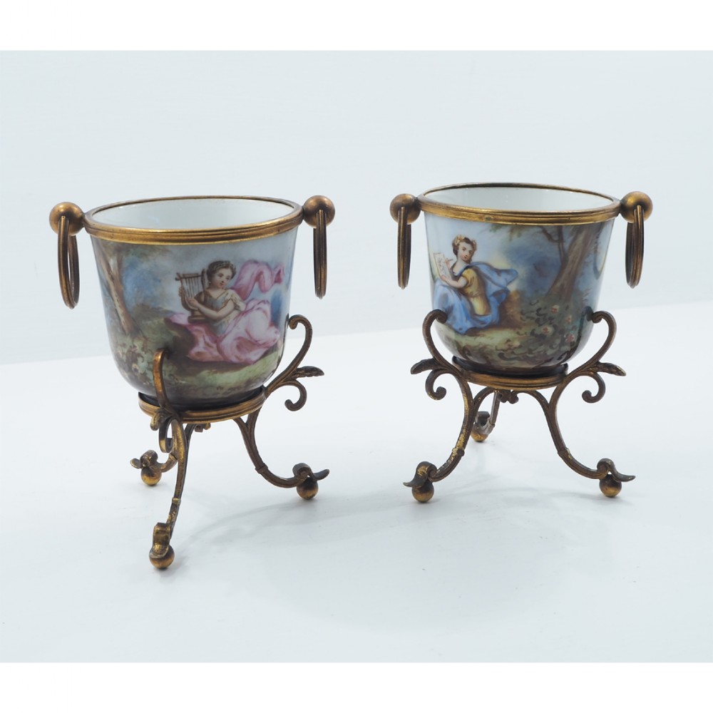 BEAUTIFUL PAIR OF CONTINENTAL CACHEPOTS. C. 1850