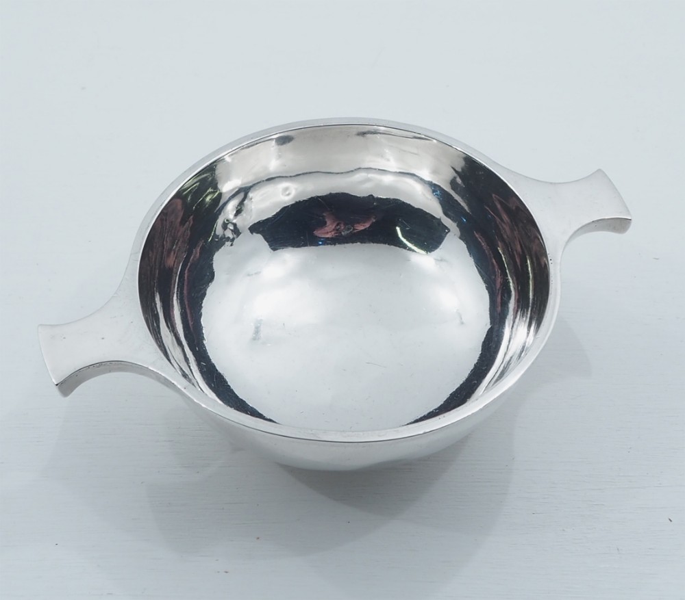LARGE STERLING SILVER SCOTTISH QUAICH