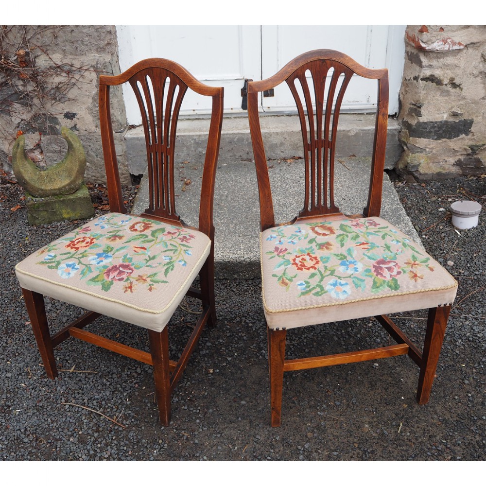PAIR OF GEORGIAN HEPPLEWHITE ELM CHAIRS
