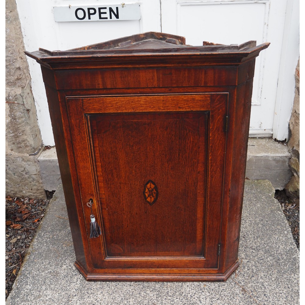GEORGIAN OAK & MAHOGANY CORNER CUPBOARD