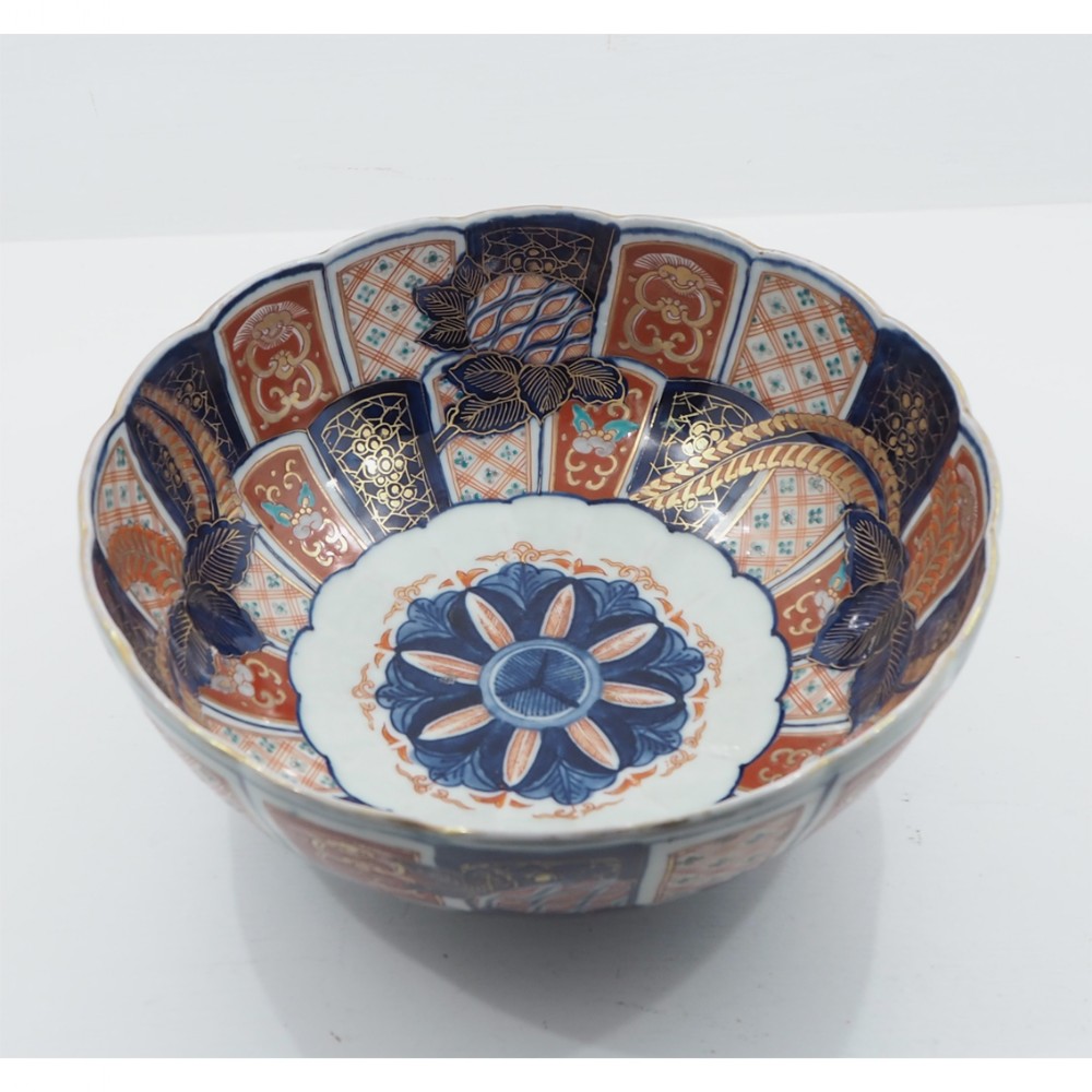 19th CENTURY JAPANESE IMARI STYLE BOWL