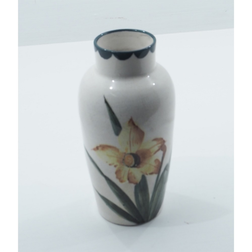 EARLY WEMYSS JAPAN VASE IN DAFFODILS