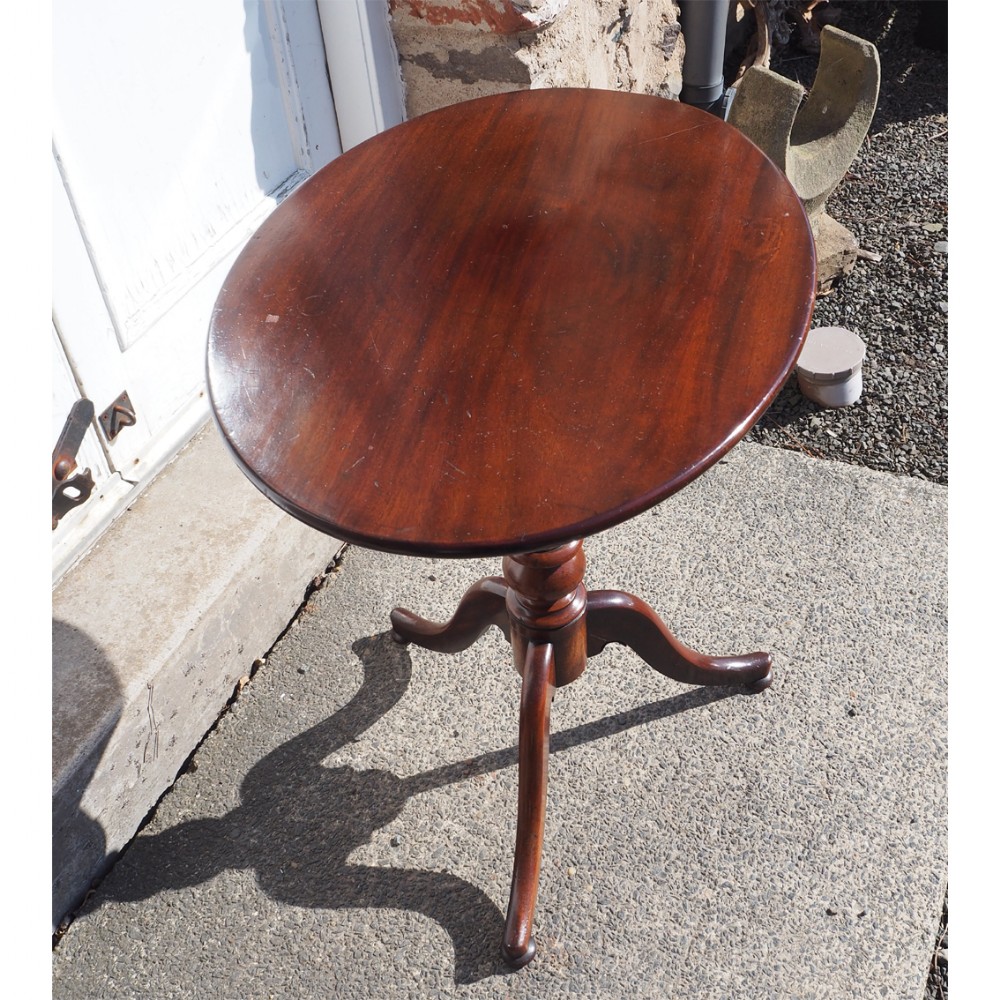 19th CENTURY MAHOGANY OVAL TRIPOD TABLE