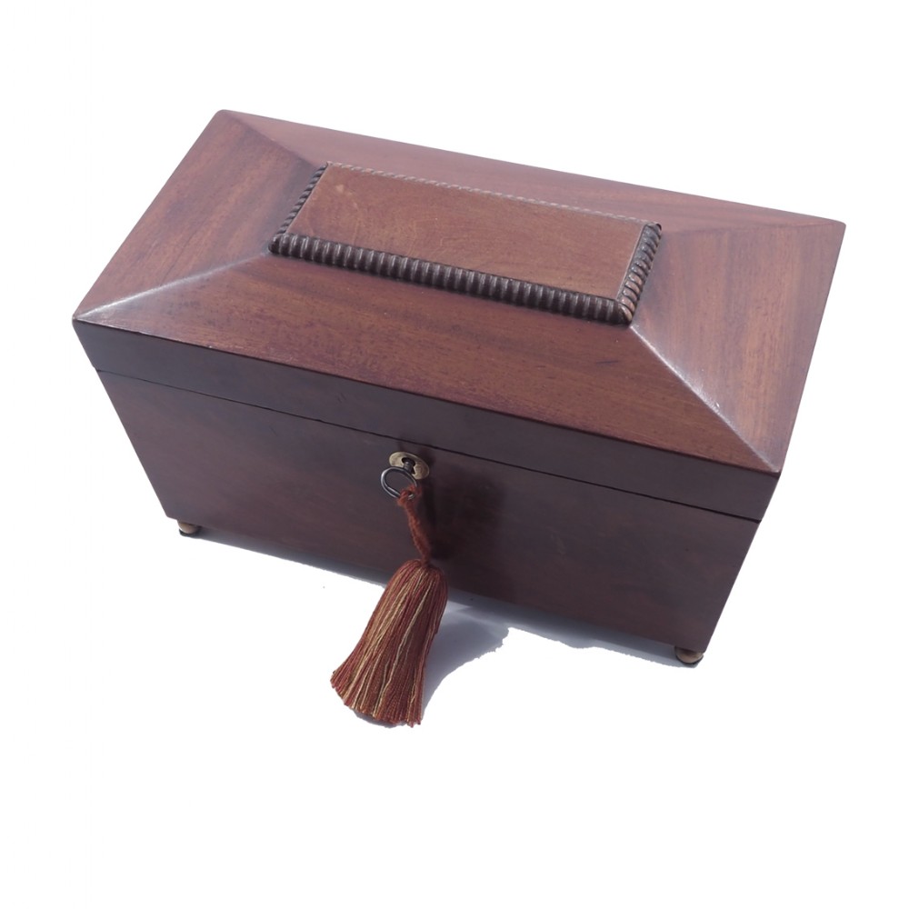 19th CENTURY MAHOGANY TEA CADDY. COMPLETE.