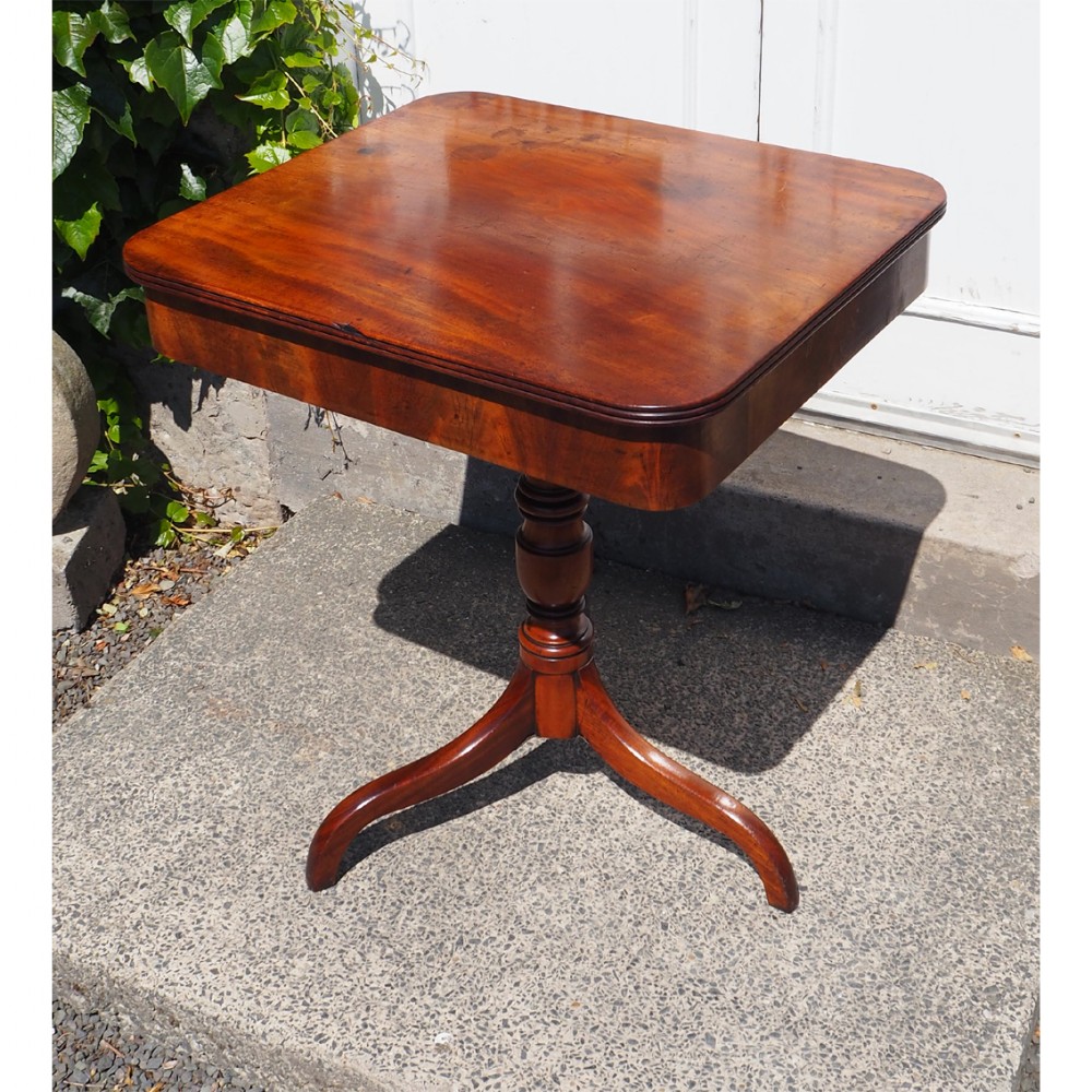 GEORGIAN SCOTTISH MAHOGANY OCCASIONAL TABLE