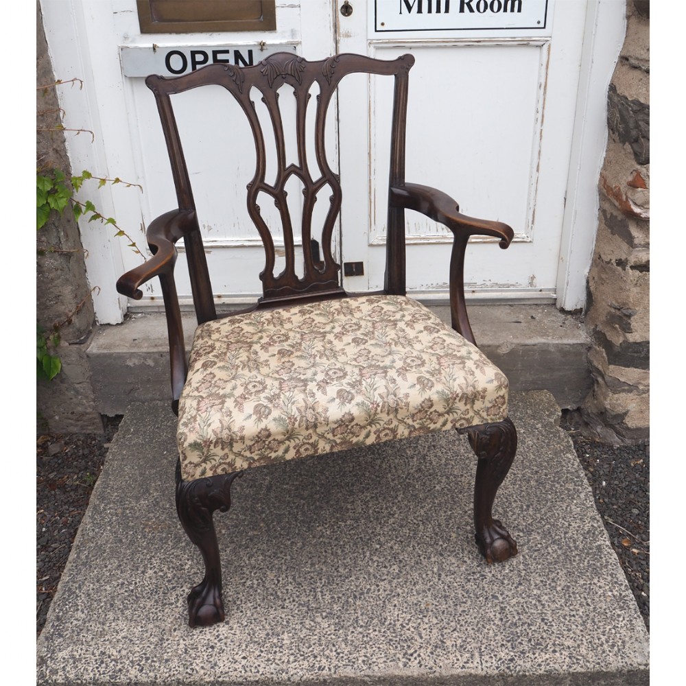 LARGE 18th CENTURY CHIPPENDALE ARM CHAIR