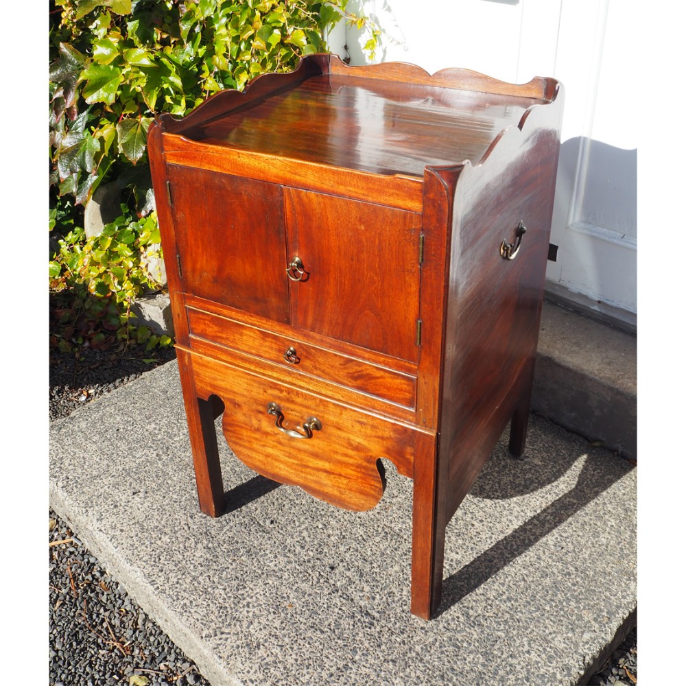 18th CENTURY GEORGE III MAHOGANY COMMODE