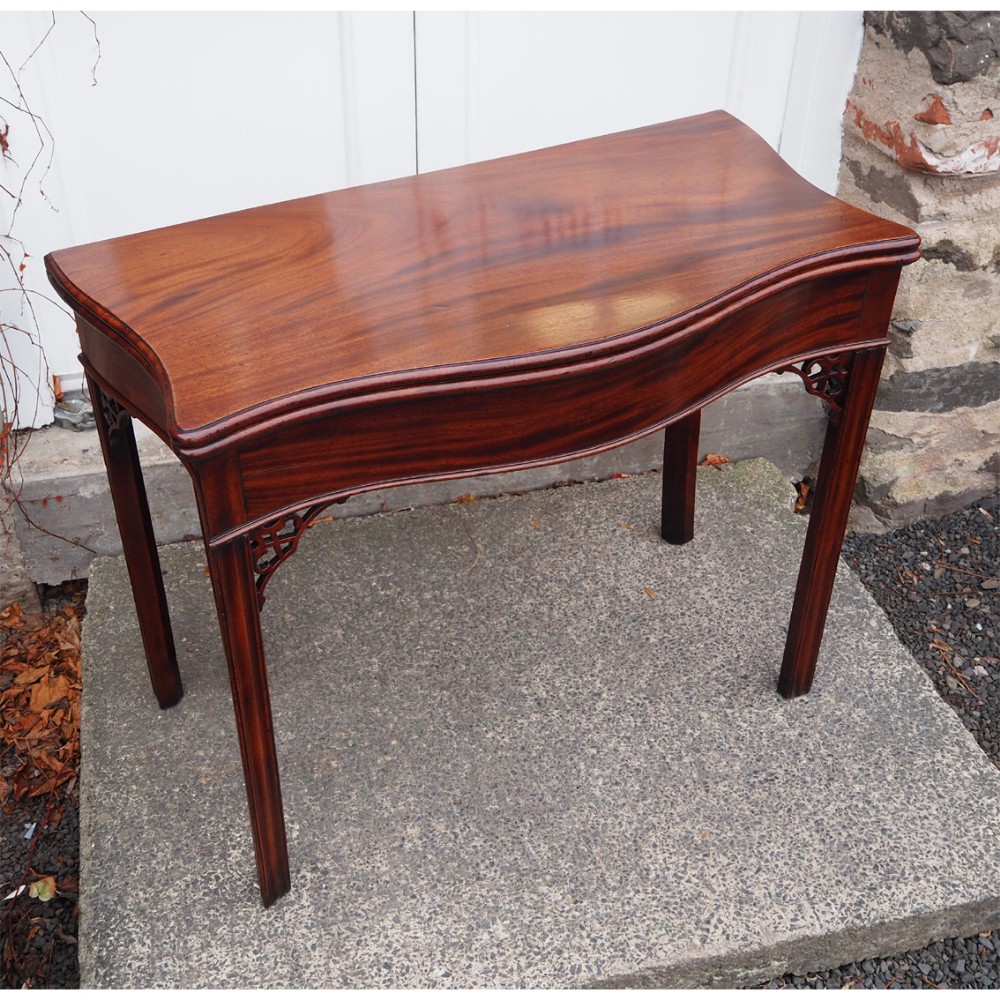 CHIPPENDALE MAHOGANY SERPENTINE TEA TABLE