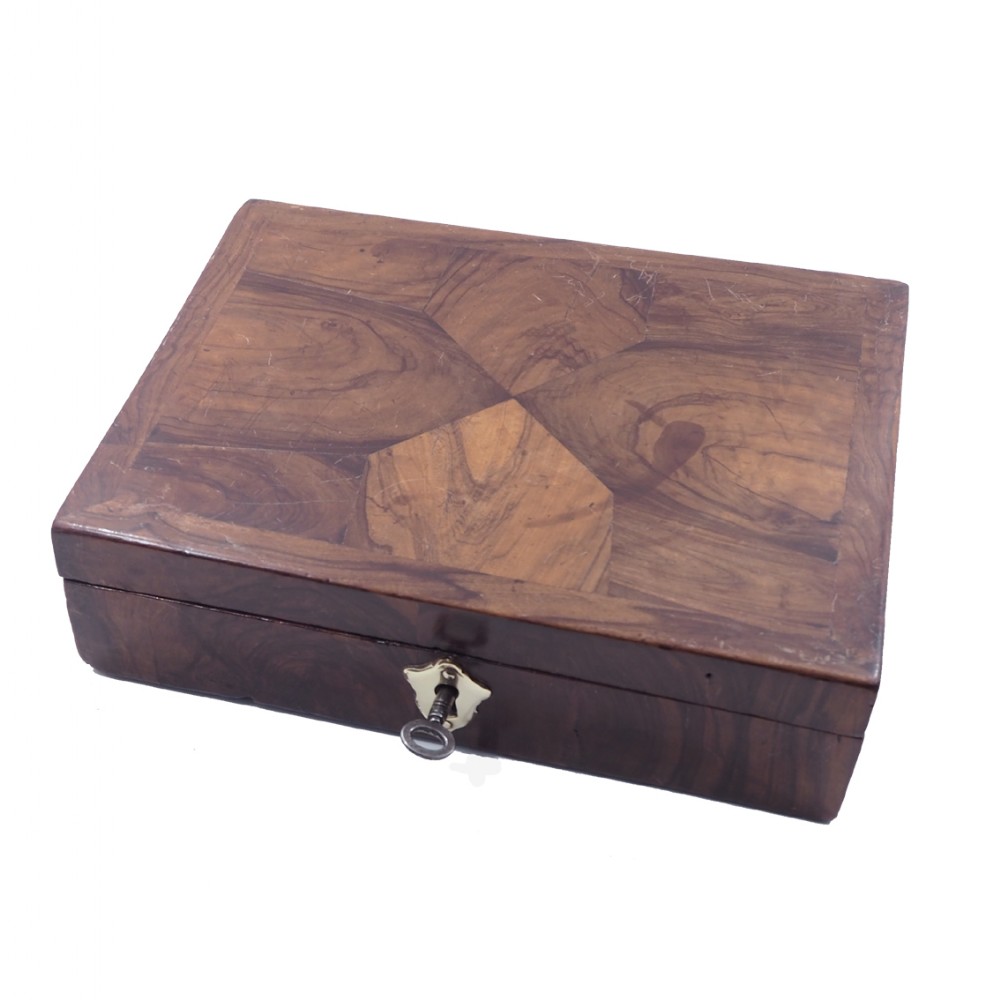 EARLY 18th CENTURY WALNUT OYSTER BOX