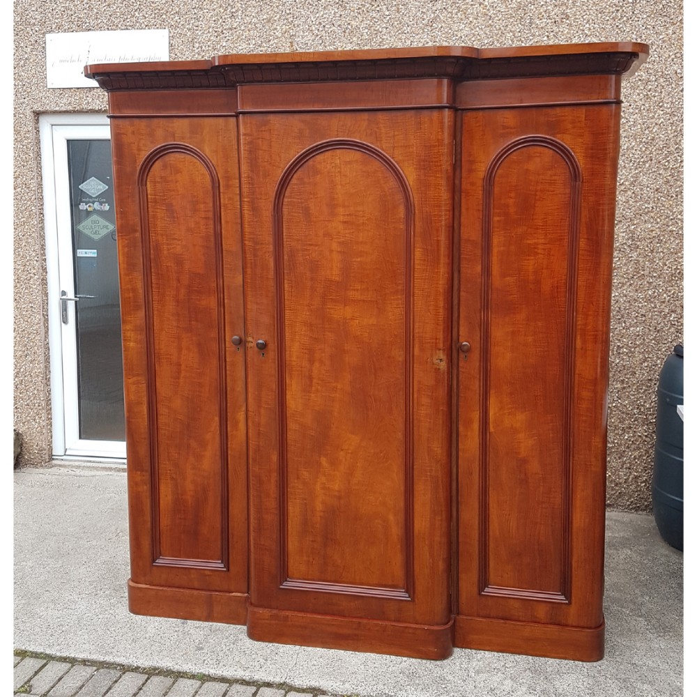 EARLY VICTORIAN BREAKFRONT MAHOGANY WARDROBE