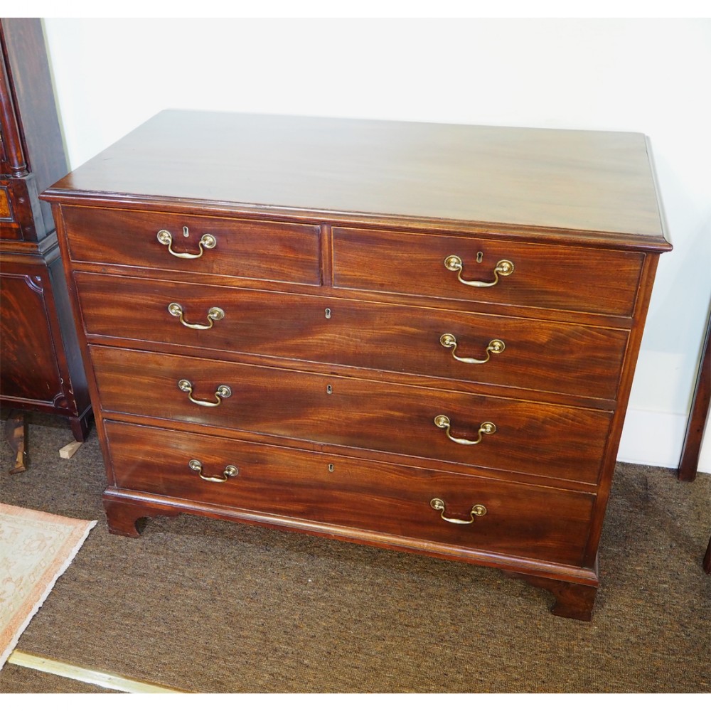 18th CENTURY MAHOGANY LOW CHEST OF DRAWERS