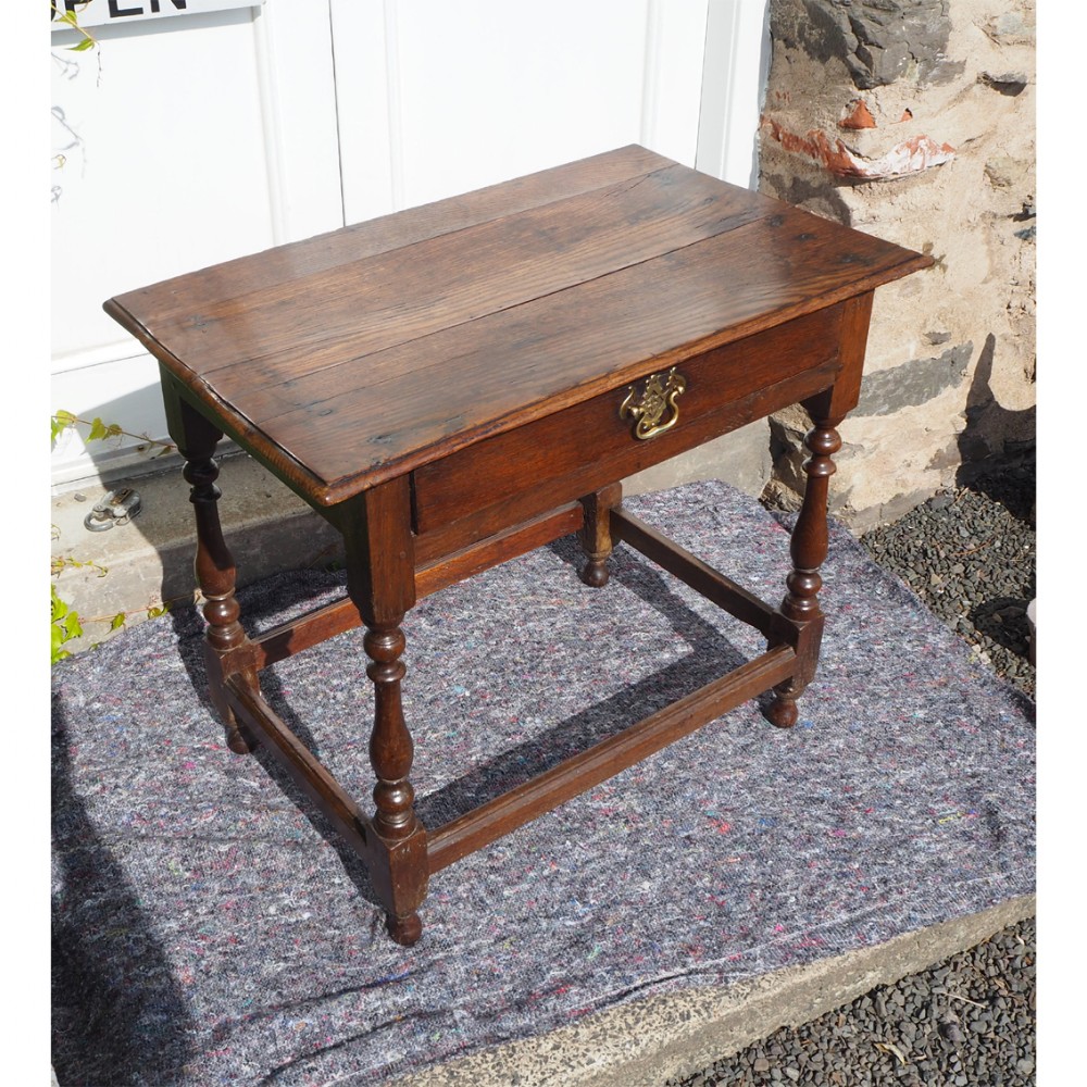 EARLY 18th CENTURY OAK SIDE TABLE