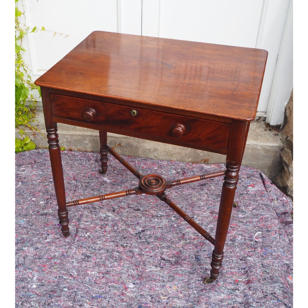 SMALL GEORGIAN MAHOGANY SIDE TABLE
