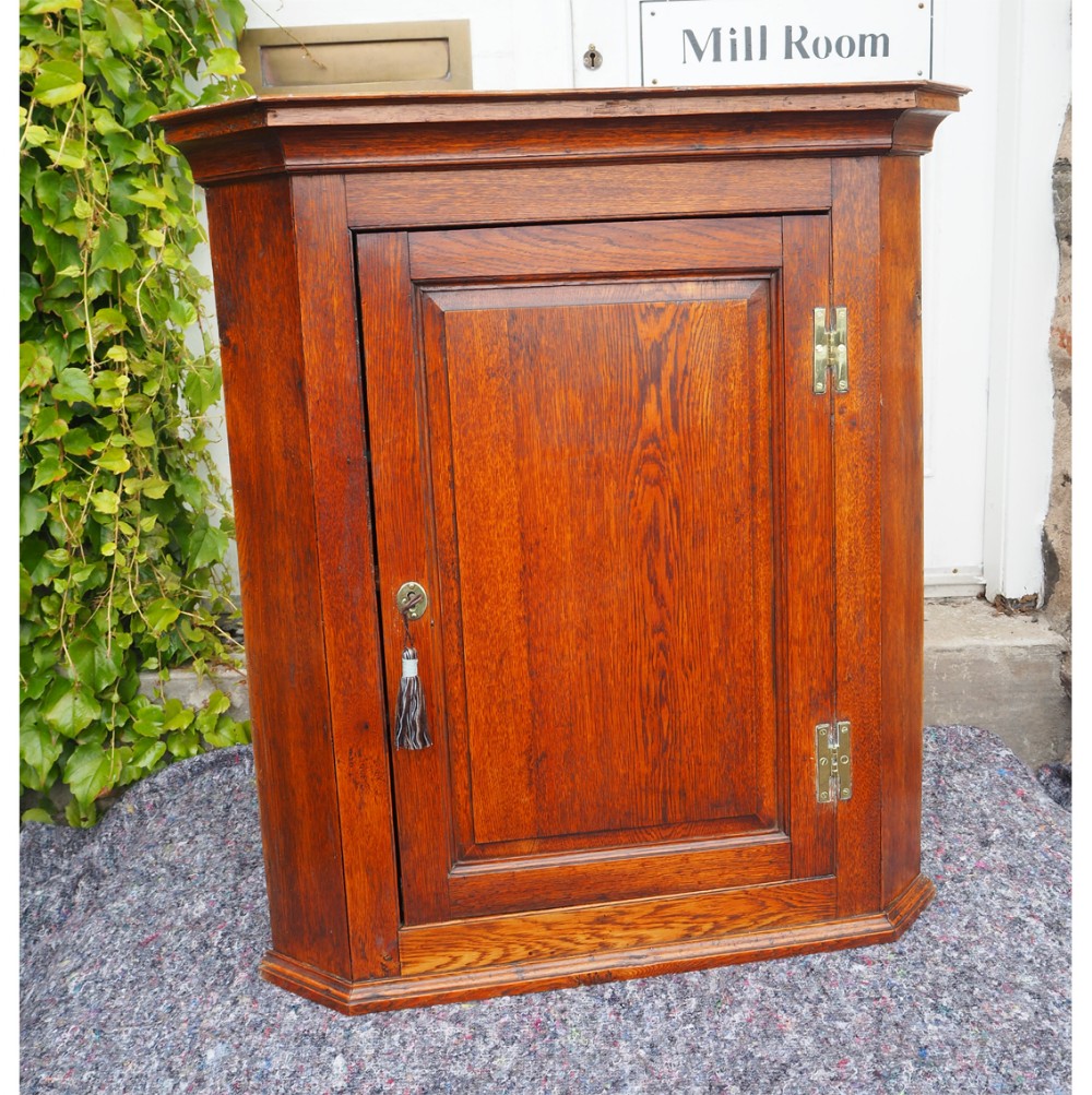 GOOD 18th CENTURY OAK CORNER CABINET