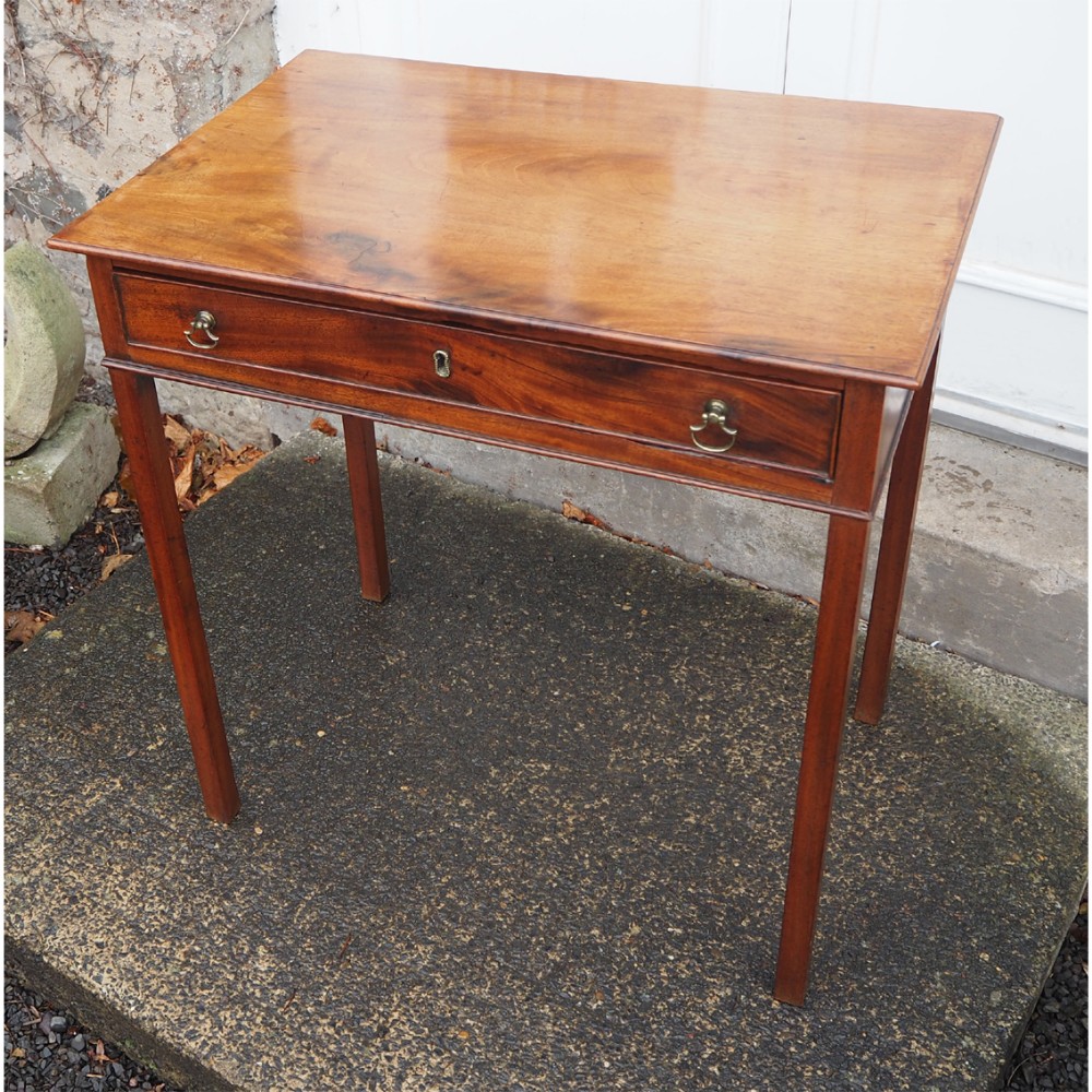 SMALL 18th CENTURY MAHOGANY SIDE TABLE