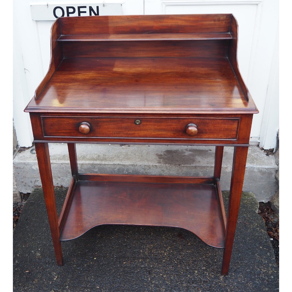 SMALL EARLY 19th CENTURY MAHOGANY SIDE TABLE