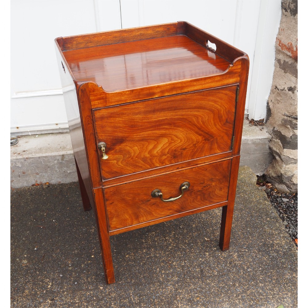 FINE GEORGIAN MAHOGANY TRAY TOP COMMODE