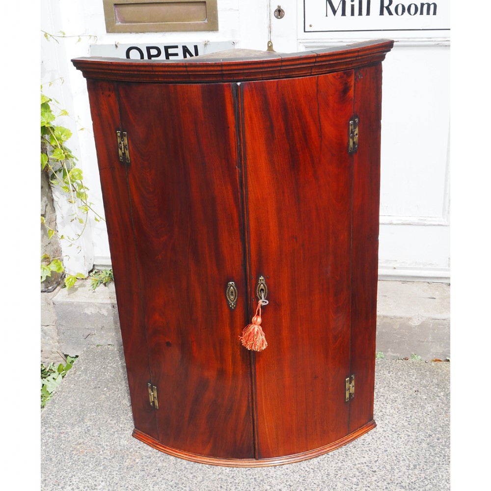 18th CENTURY MAHOGANY BOW CORNER CABINET