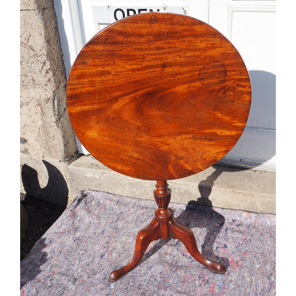 SMALL 18th CENTURY MAHOGANY TRIPOD TABLE
