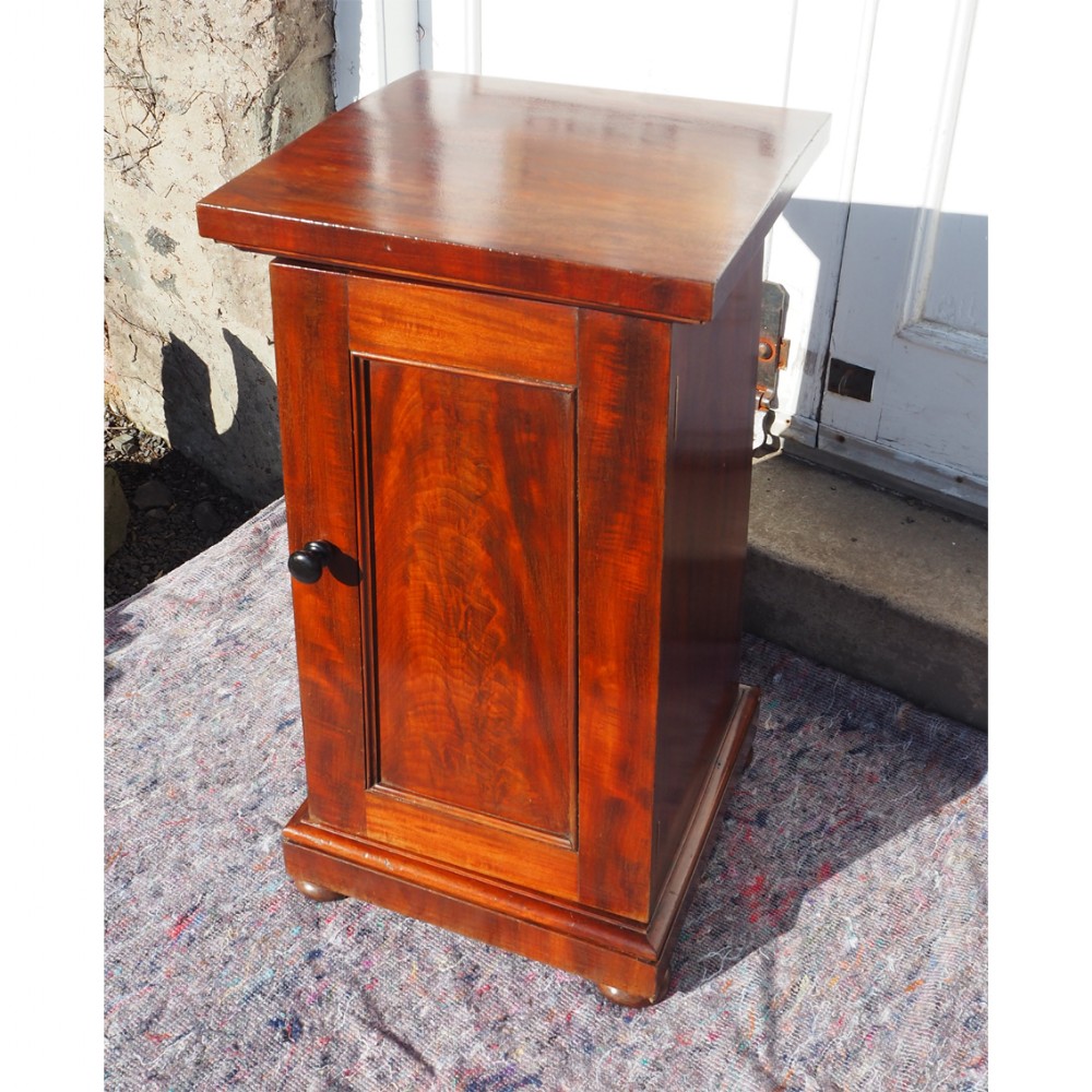 VICTORIAN MAHOGANY TAPERED BEDSIDE CABINET