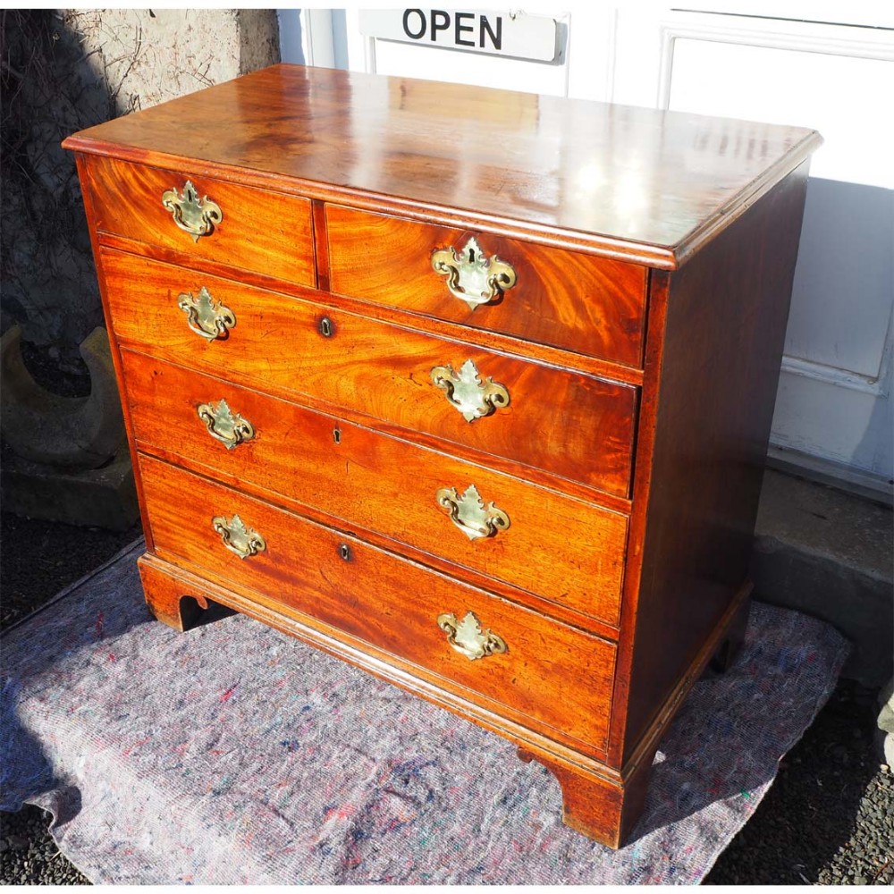 18TH CENTURY MAHOGANY CHEST OF DRAWERS