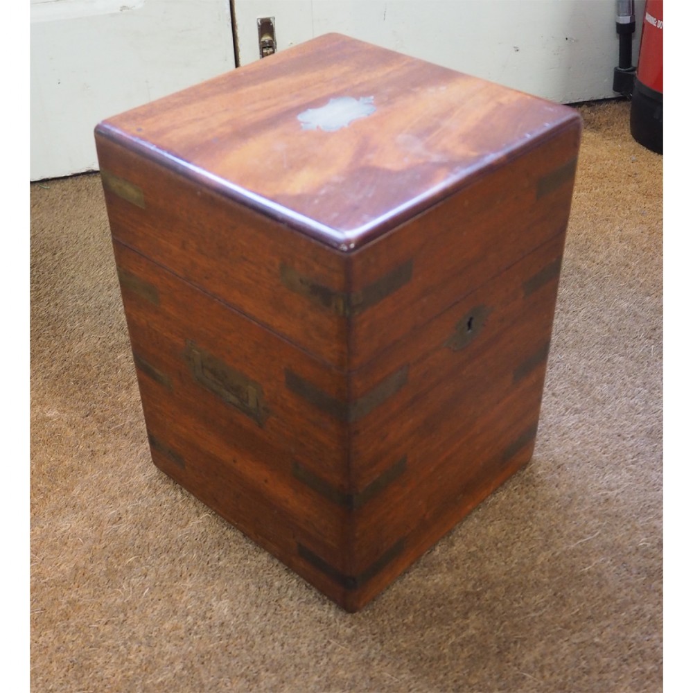 GOOD 19th CENTURY CAMPAIGN DECANTER BOX