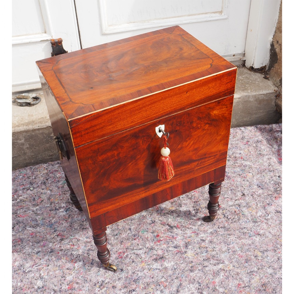 GEORGIAN MAHOGANY CELLARETTE WITH DECANTERS