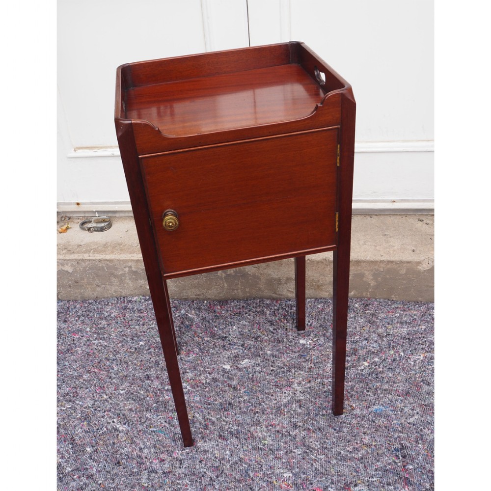 GEORGIAN STYLE MAHOGANY BEDSIDE CABINET