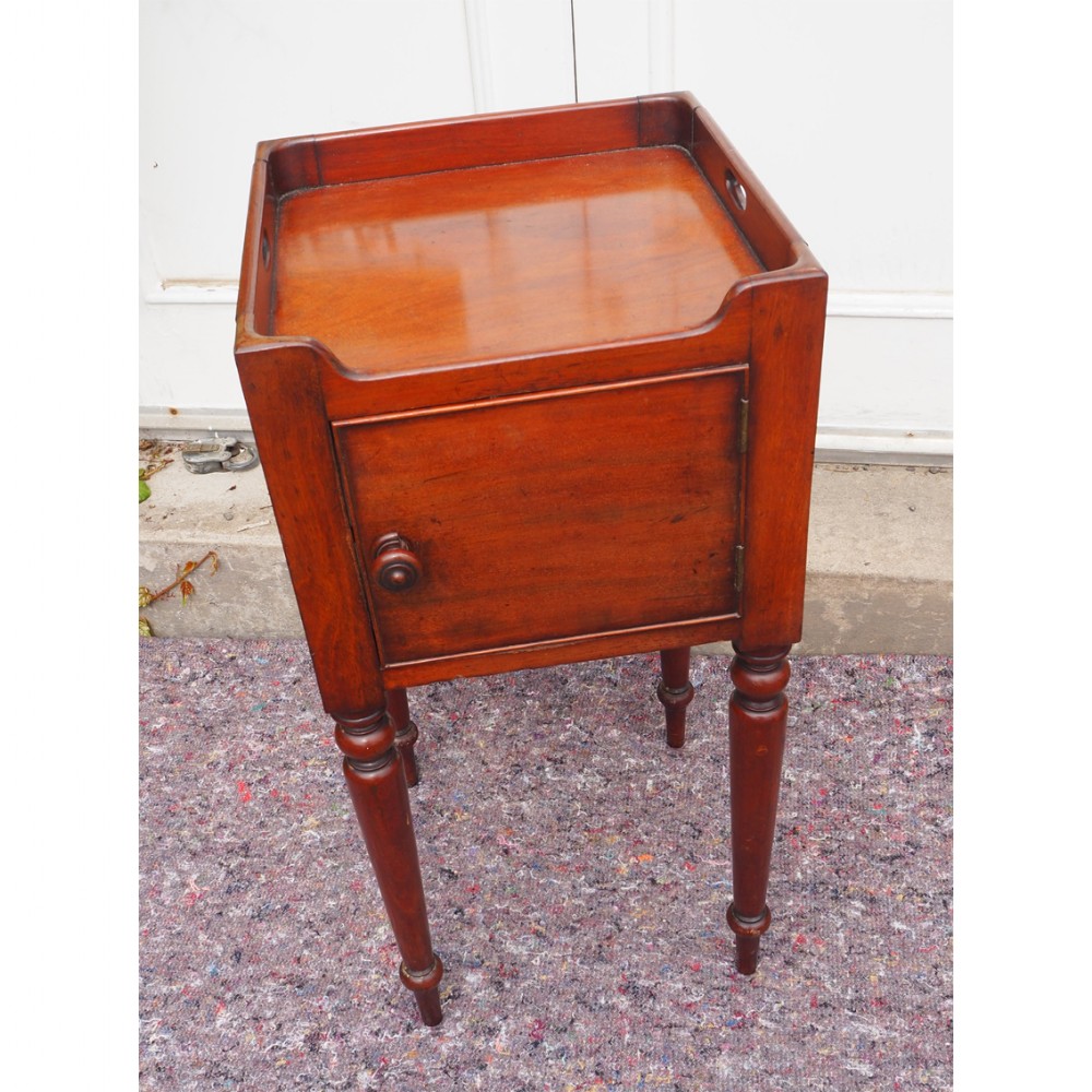 LATE GEORGIAN MAHOGANY BEDSIDE CABINET