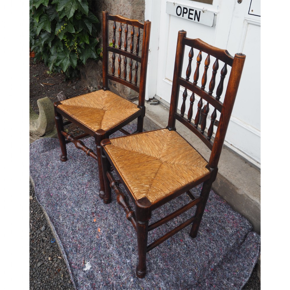 GOOD PAIR OF COUTRY SPINDLE BACK CHAIRS