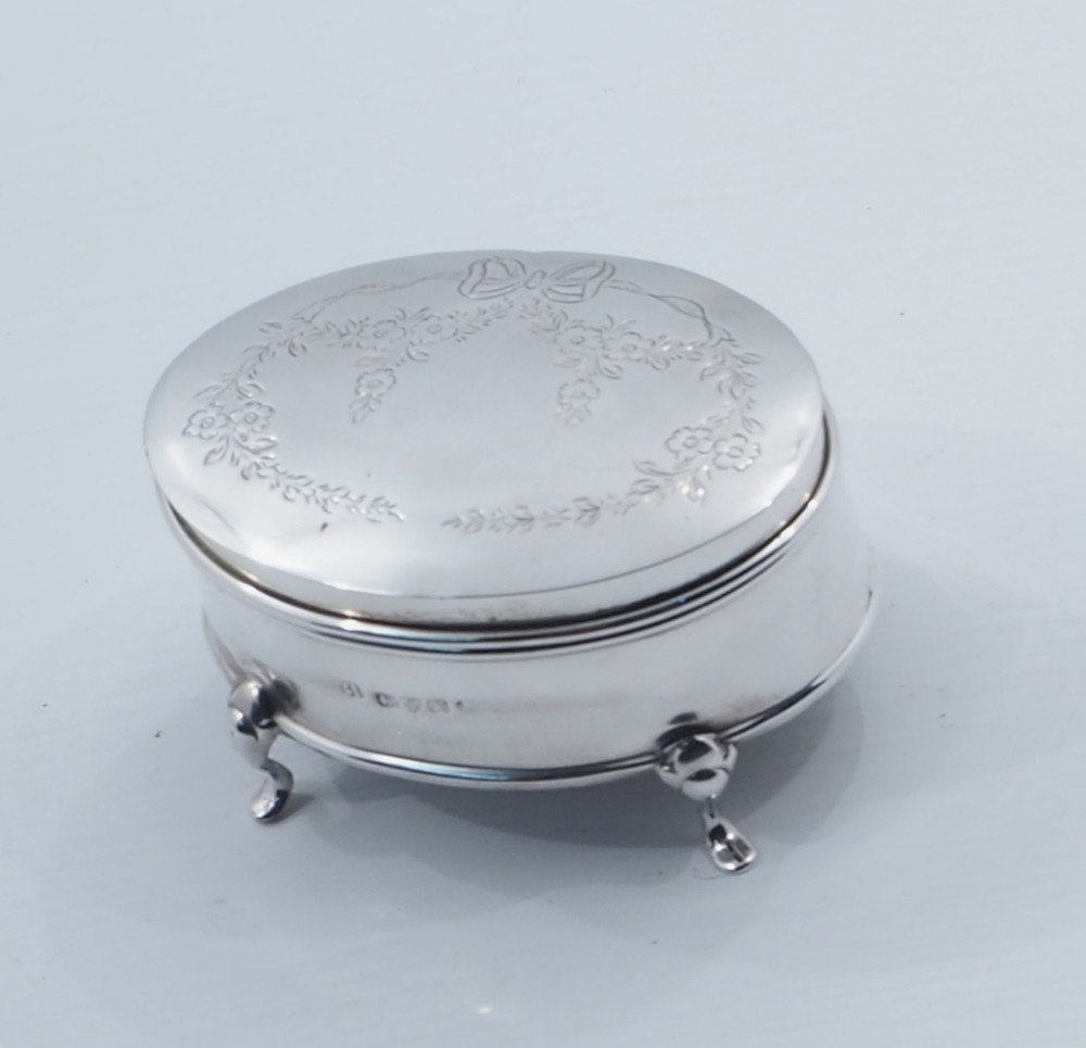 OVAL CHESTER SILVER LADIES RING BOX