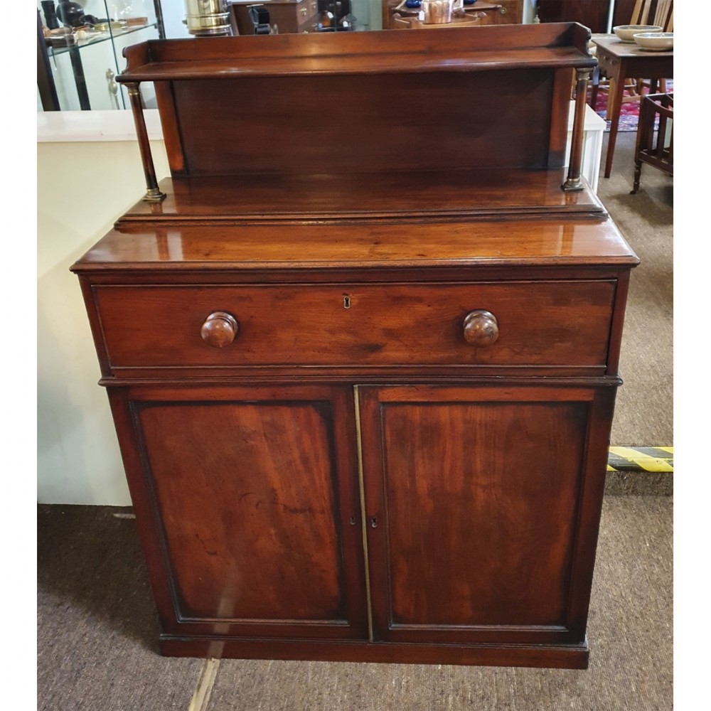 SMALL GEORGIAN MAHOGANY SIDE CABINET